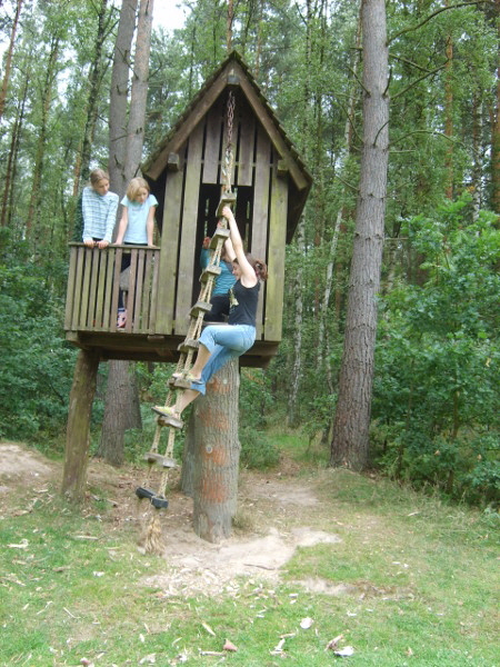  Kletterspa�   am  Baumhaus im Natur-Spielbereich des Findlingsparks am Heidehof