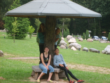  Reiterinnen vom Heidehof unter�m  "Riesenpilz"     im  Findlingspark