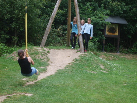  Reiterinnen vom Heidehof beim Seilbahnfahren
im Naturspielbereich des Findlingsparkes