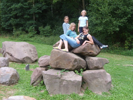  auf dem "Sandsteingebirge" im Findlingapark am Heidehof