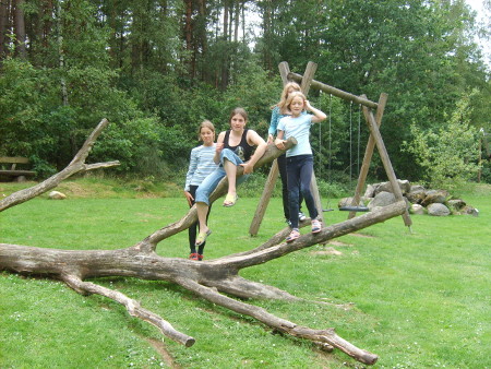 Kletter- und Schaukel-Spa� im Naturspielbereich des Findlingsparks