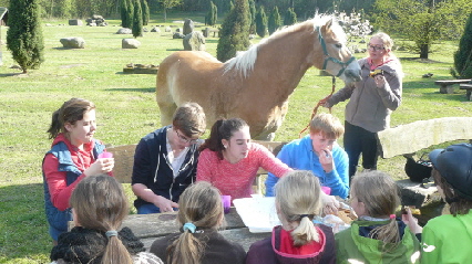 Pause mit Reiter-Picknick im Findlimgspark "Clenzer Schweiz" 