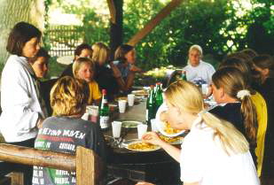 rustikales Reiter-Picknick in der H�tte am "Hei�en Stein"..