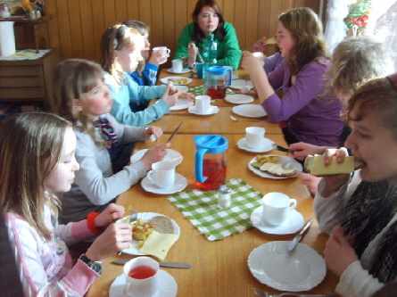 gemeinsame  Kaffe-Tafel im Reiterst�bchen (Teilansicht)
