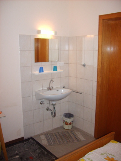Waschecke in einem  Zweibett-Jugendzimmer   