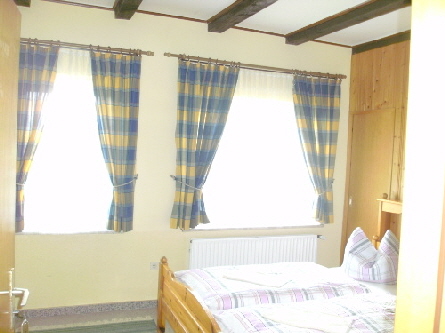 Helles, gem�tlich ausgestattenes Jungend-Zweibettzimmer im Heidehof .