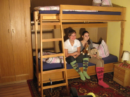 Zwei Reiterfreundinnen im gem�tlichen Jugend-Zimmer (Teilansicht )